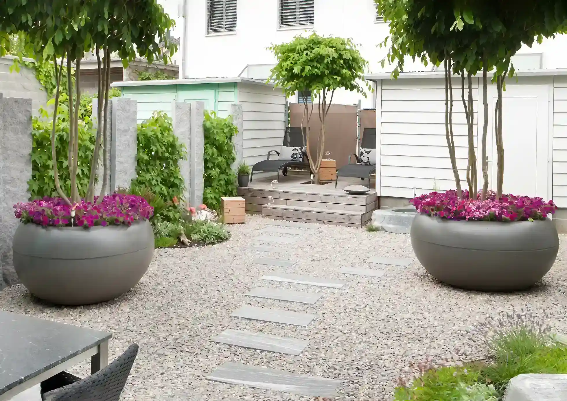Töpfe und Tröge für Garten und Terrasse – Stilvolle Pflanzgefässe richtig einsetzen
