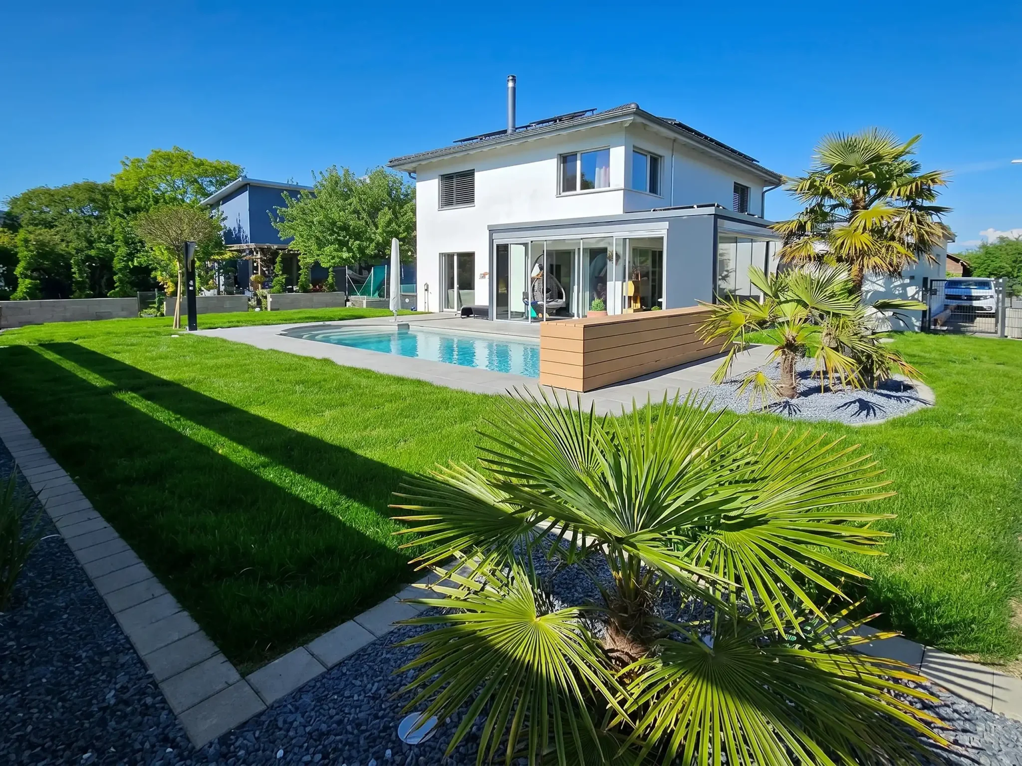 Moderner Familienpool mit grosszügiger Gartenanlage