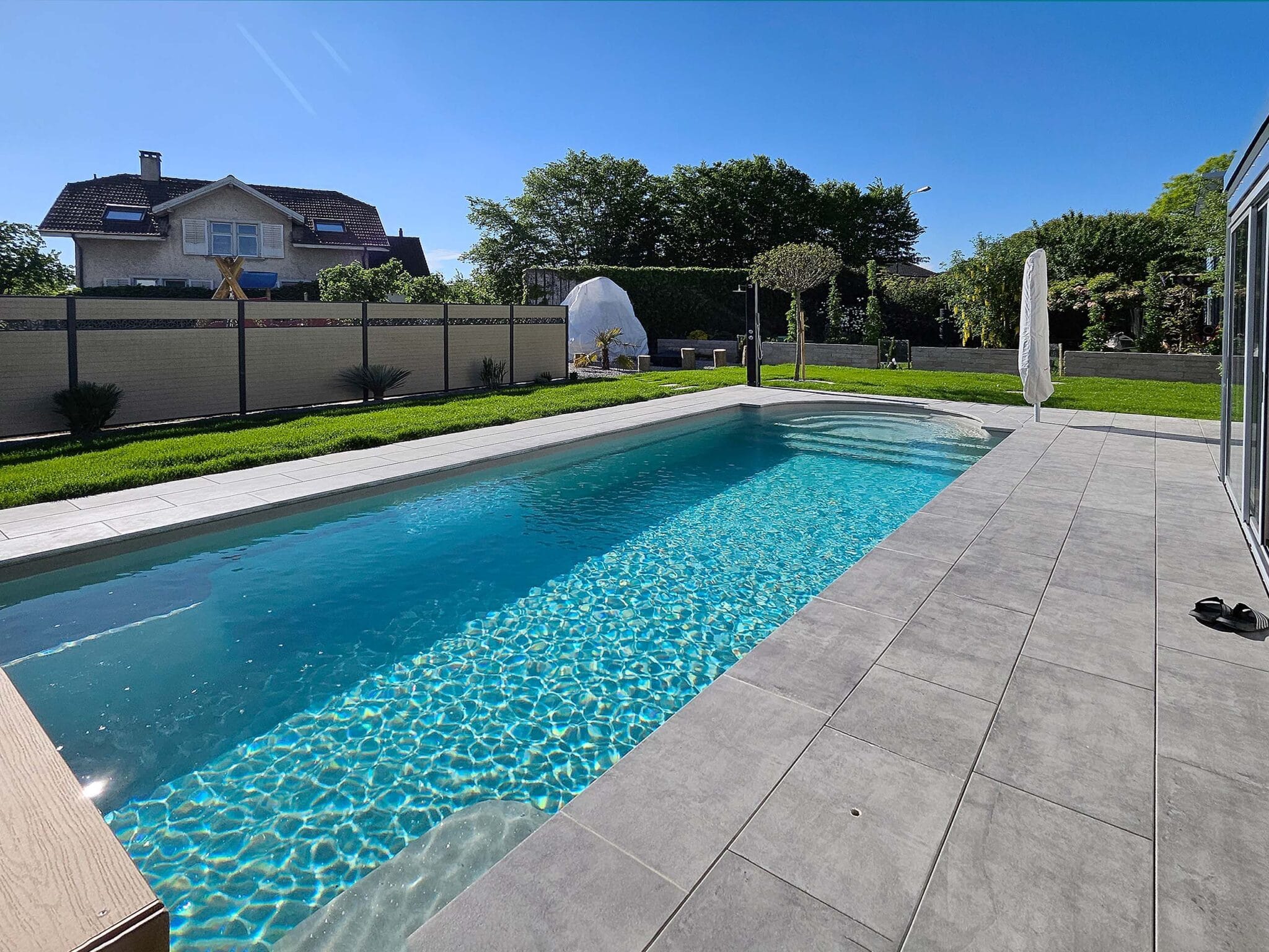 Moderner Pool mit Teflon geschützten Bodenplatten der Firma Rinn mit Sichtschutz