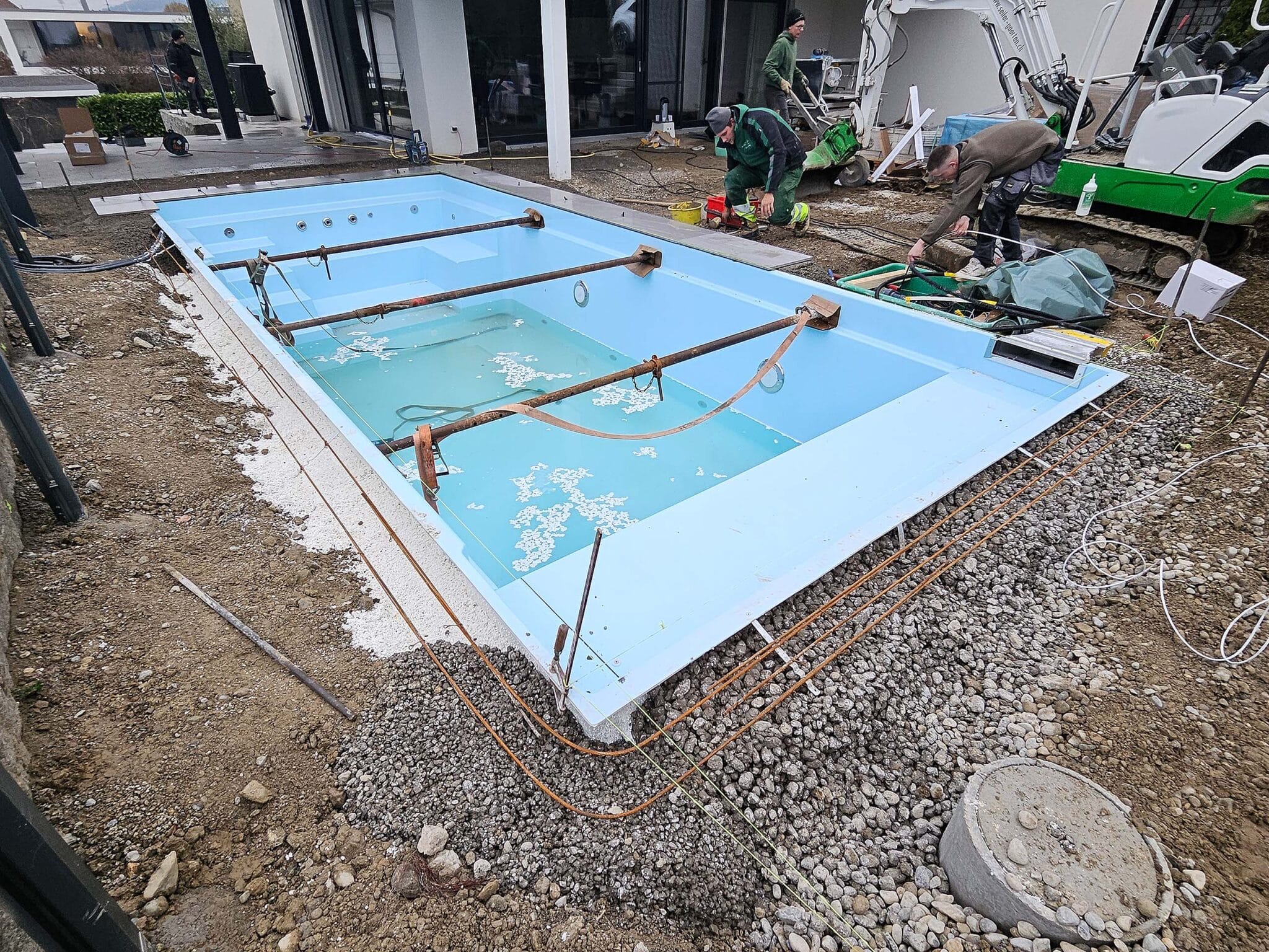 Montage eines Fertigpools inklusive Technikanschlüsse