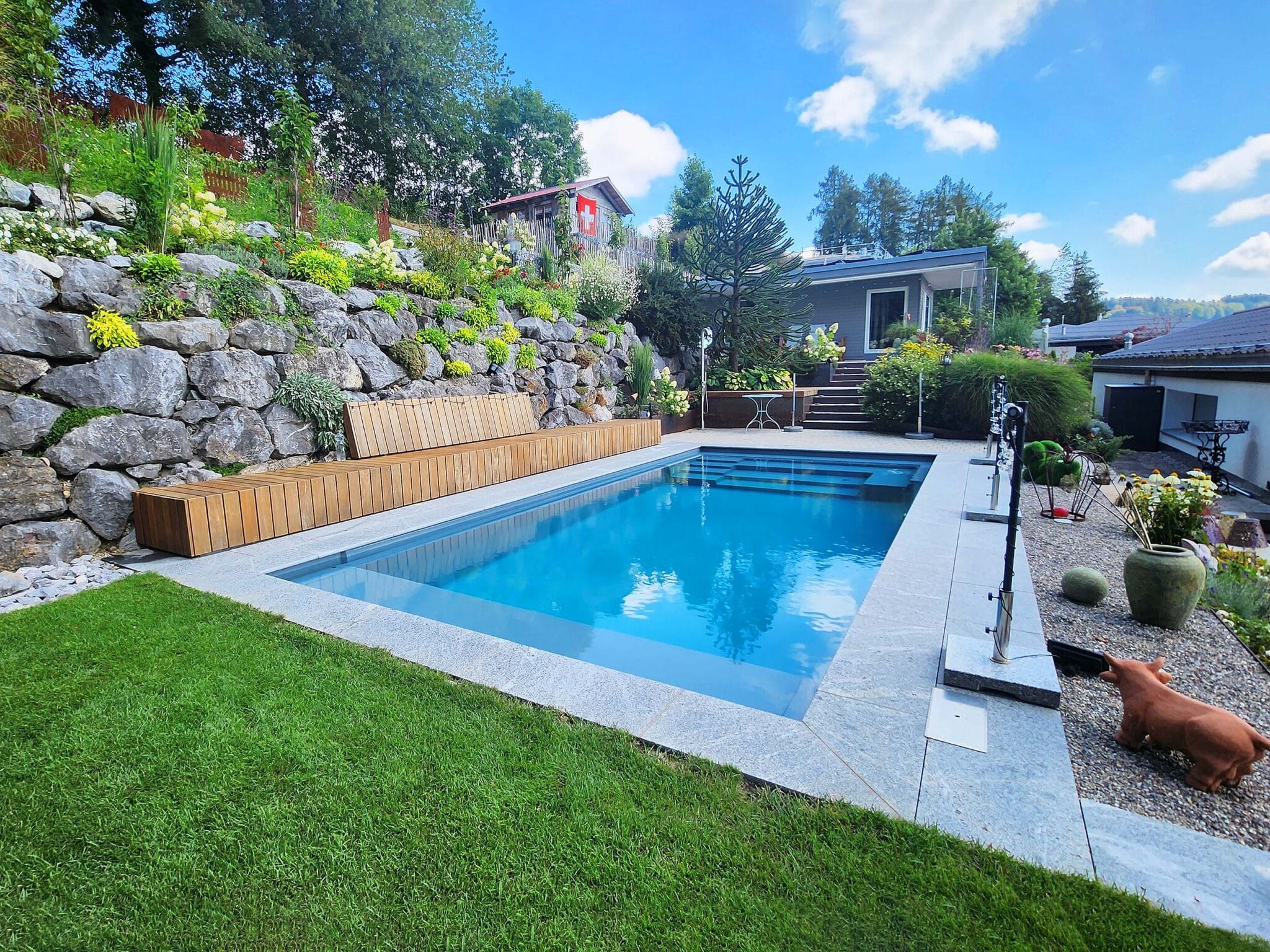 Poolanlage als integrierter Lebensraum im Garten