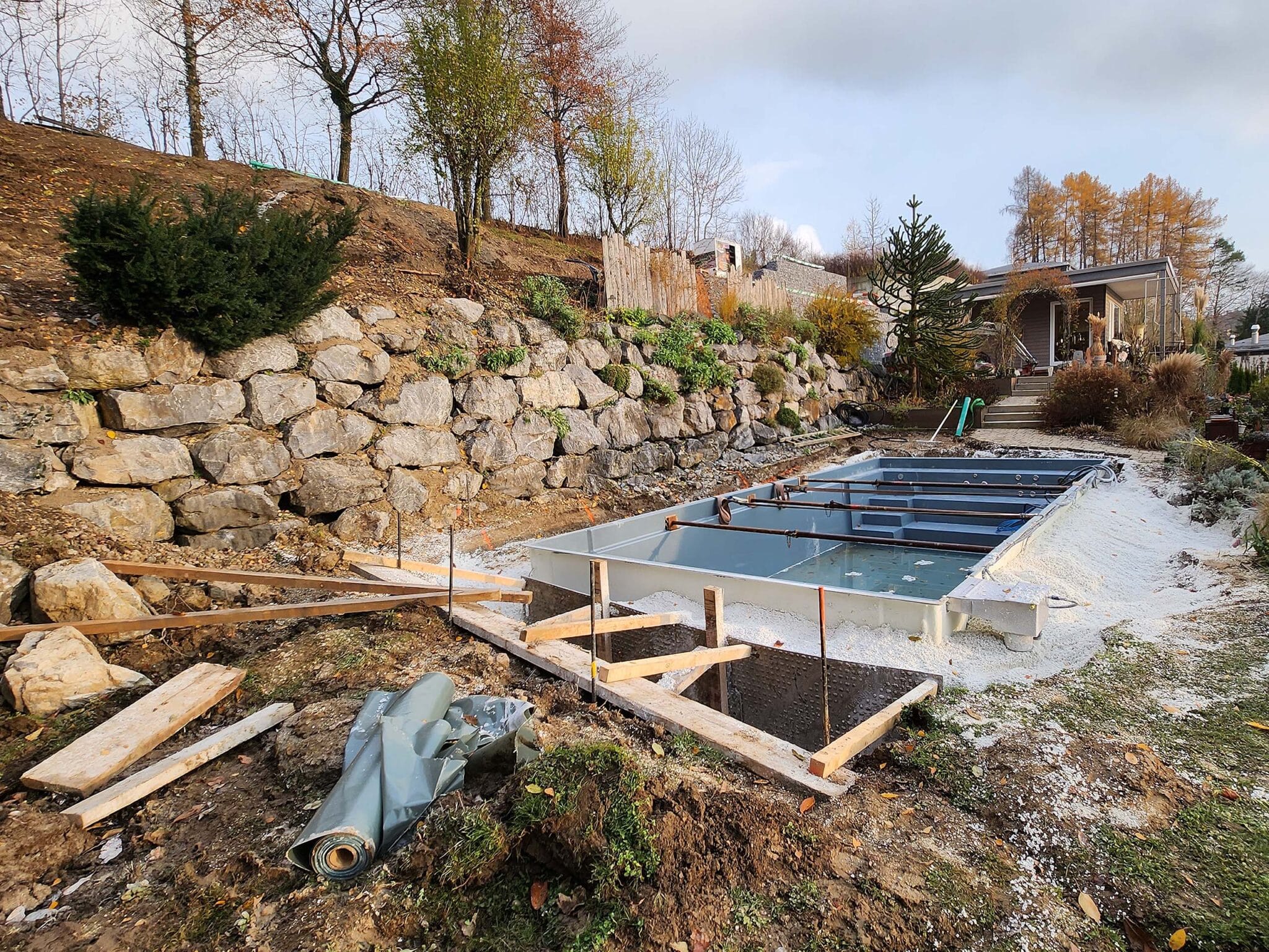 Poolbau in Hanglage während der Bauphase