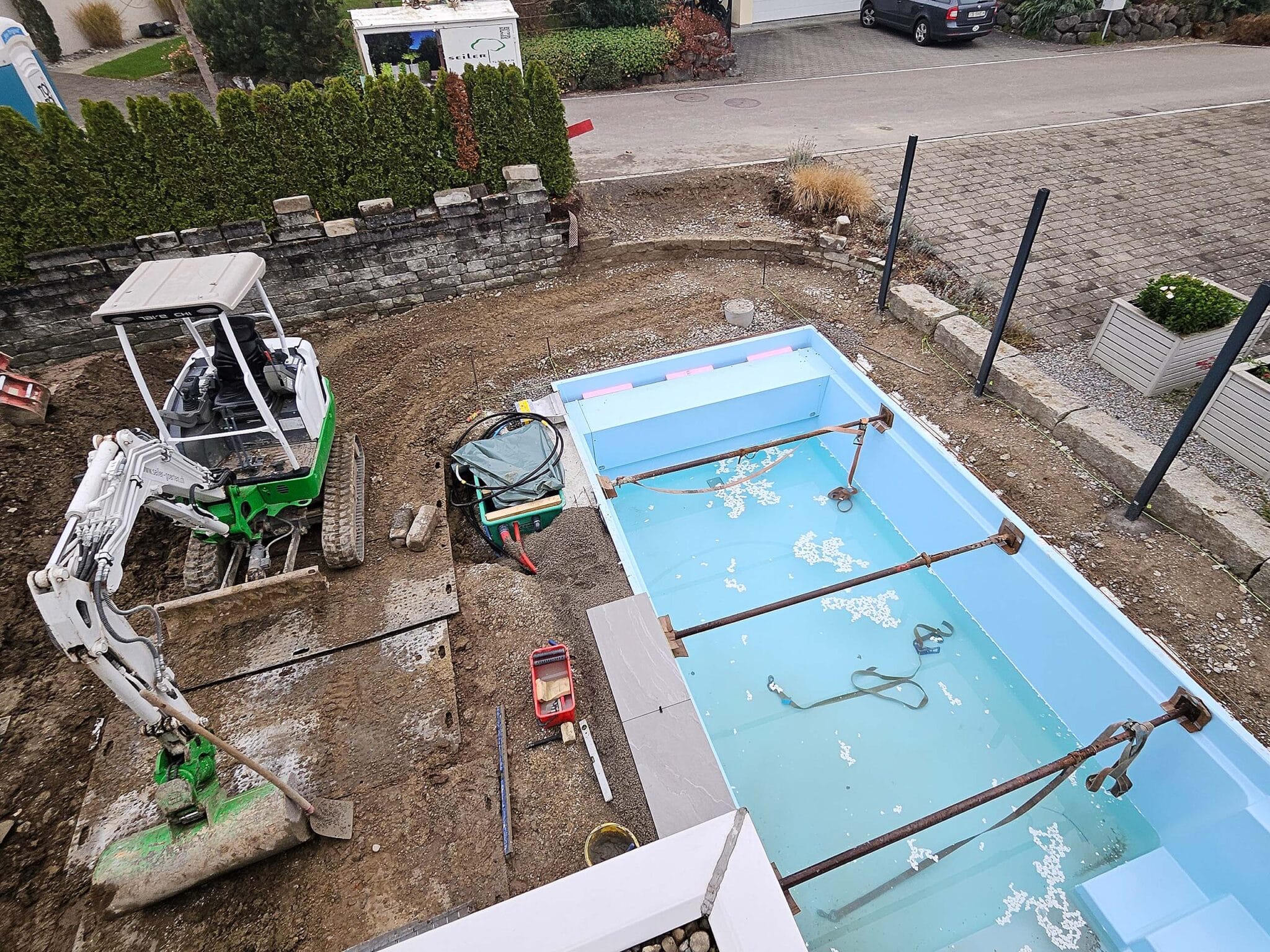 Poolbau mit Fertigbecken Region Wilen während der Bauphase