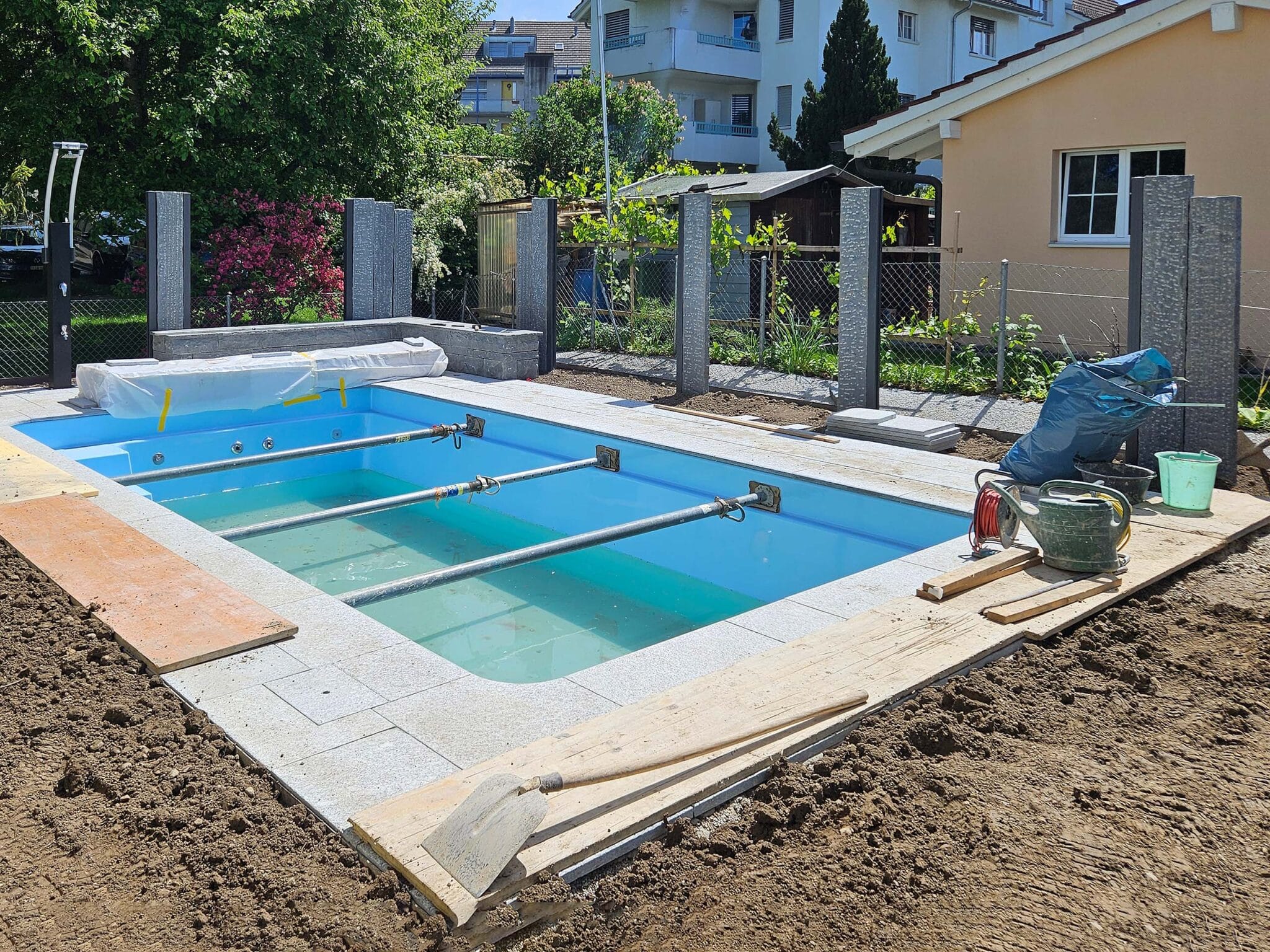 Poolbau mit vorbereiteter Umgebungsgestaltung